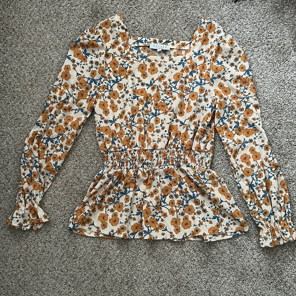 Boutique blouse. Pretty floral, long-sleeve top. Size Small